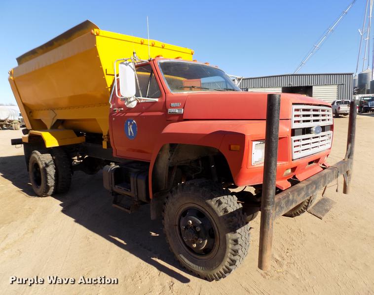 image for item FE9272 1984 Ford F700 feed mixer truck