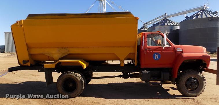 image for item FE9272 1984 Ford F700 feed mixer truck