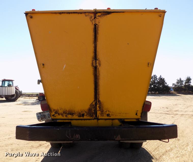 image for item FE9272 1984 Ford F700 feed mixer truck