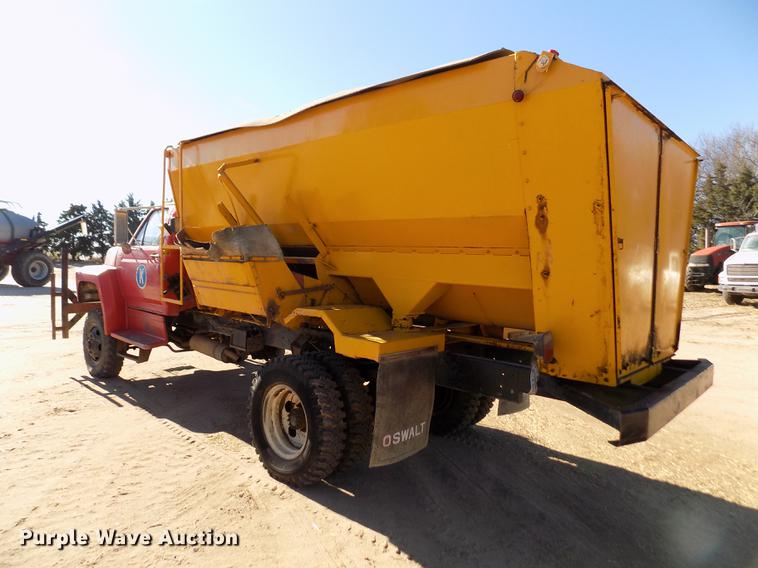 image for item FE9272 1984 Ford F700 feed mixer truck