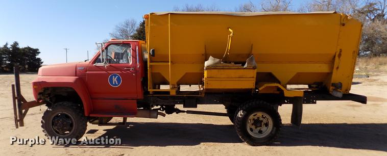image for item FE9272 1984 Ford F700 feed mixer truck