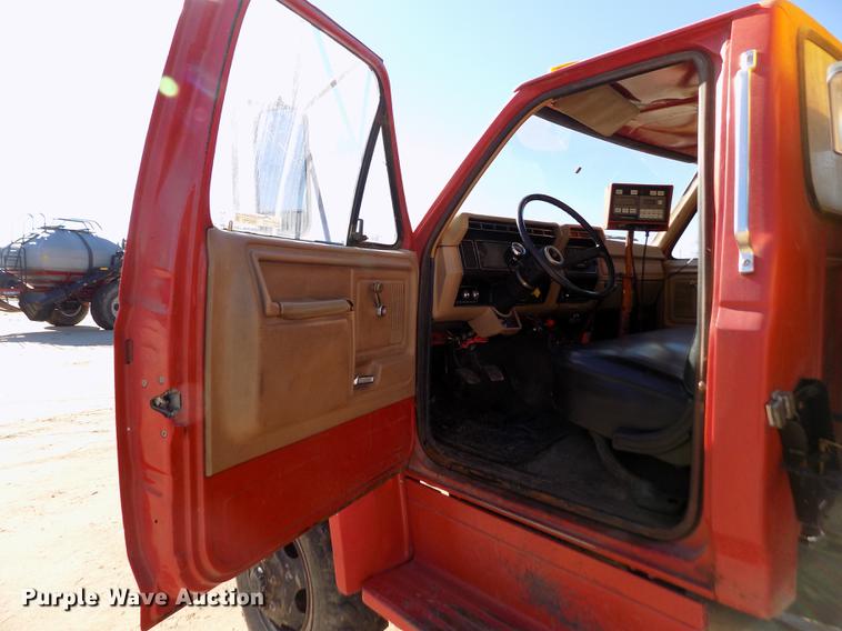 image for item FE9272 1984 Ford F700 feed mixer truck