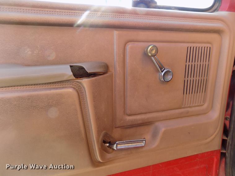 image for item FE9272 1984 Ford F700 feed mixer truck