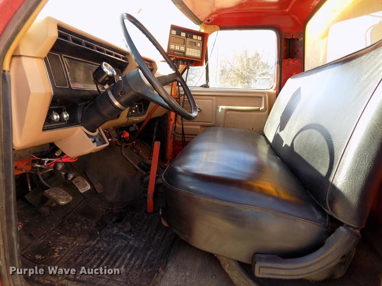 image for item FE9272 1984 Ford F700 feed mixer truck