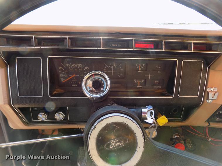 image for item FE9272 1984 Ford F700 feed mixer truck