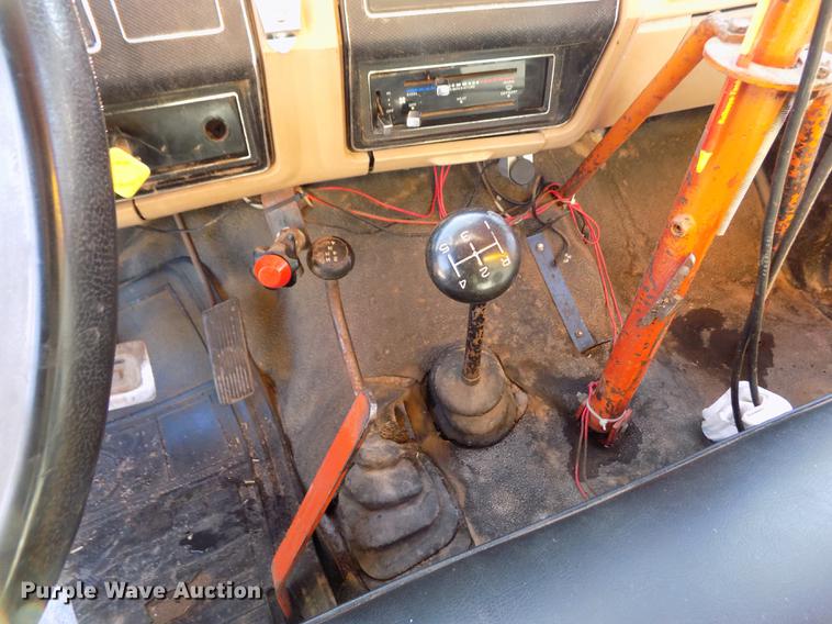 image for item FE9272 1984 Ford F700 feed mixer truck