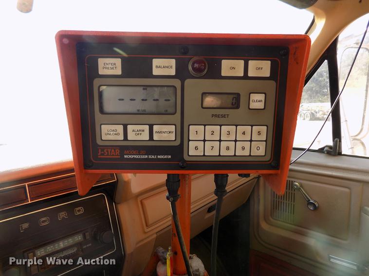 image for item FE9272 1984 Ford F700 feed mixer truck