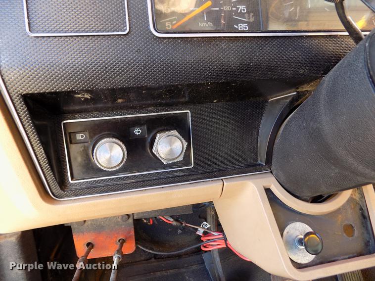 image for item FE9272 1984 Ford F700 feed mixer truck