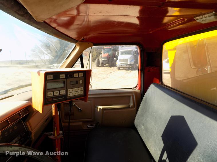 image for item FE9272 1984 Ford F700 feed mixer truck