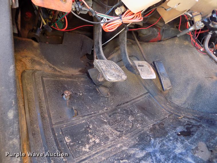 image for item FE9272 1984 Ford F700 feed mixer truck