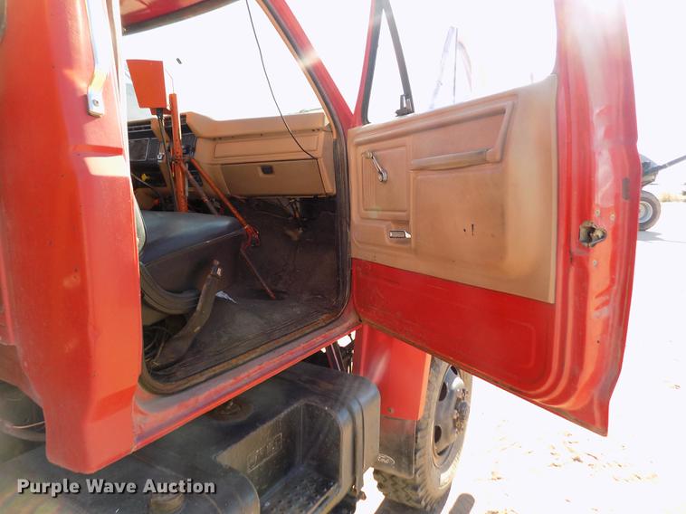 image for item FE9272 1984 Ford F700 feed mixer truck