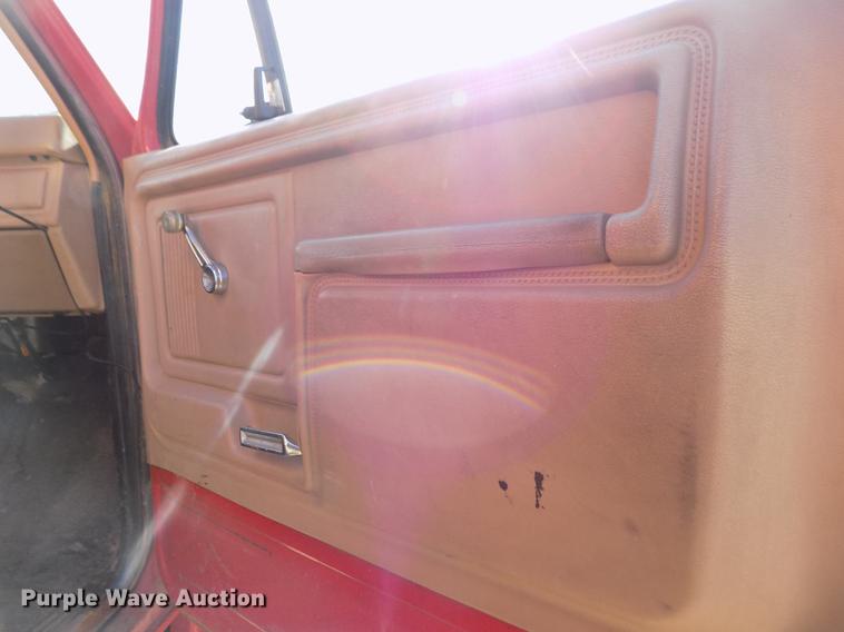 image for item FE9272 1984 Ford F700 feed mixer truck