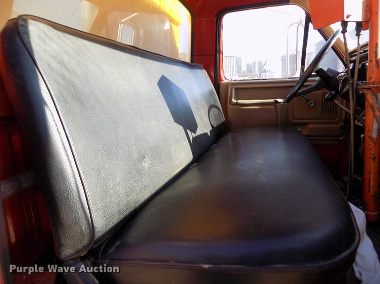 image for item FE9272 1984 Ford F700 feed mixer truck