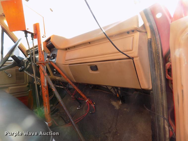 image for item FE9272 1984 Ford F700 feed mixer truck