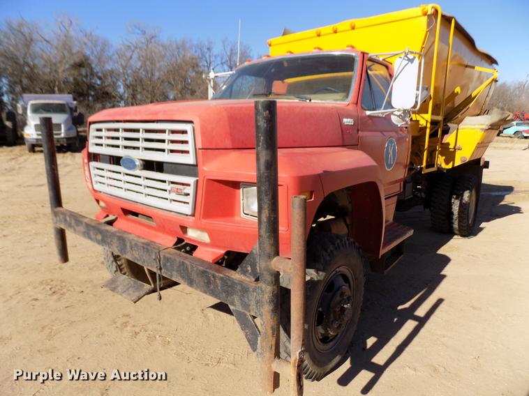 image for item FE9272 1984 Ford F700 feed mixer truck