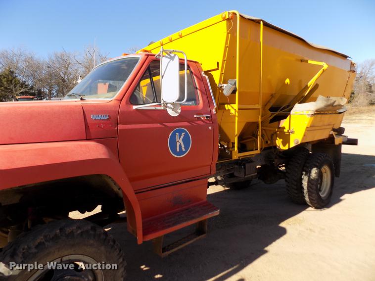 image for item FE9272 1984 Ford F700 feed mixer truck
