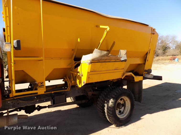 image for item FE9272 1984 Ford F700 feed mixer truck