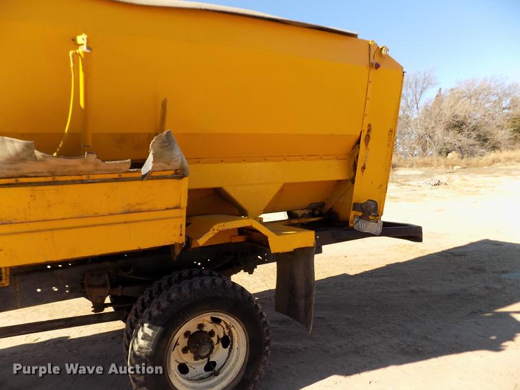 image for item FE9272 1984 Ford F700 feed mixer truck