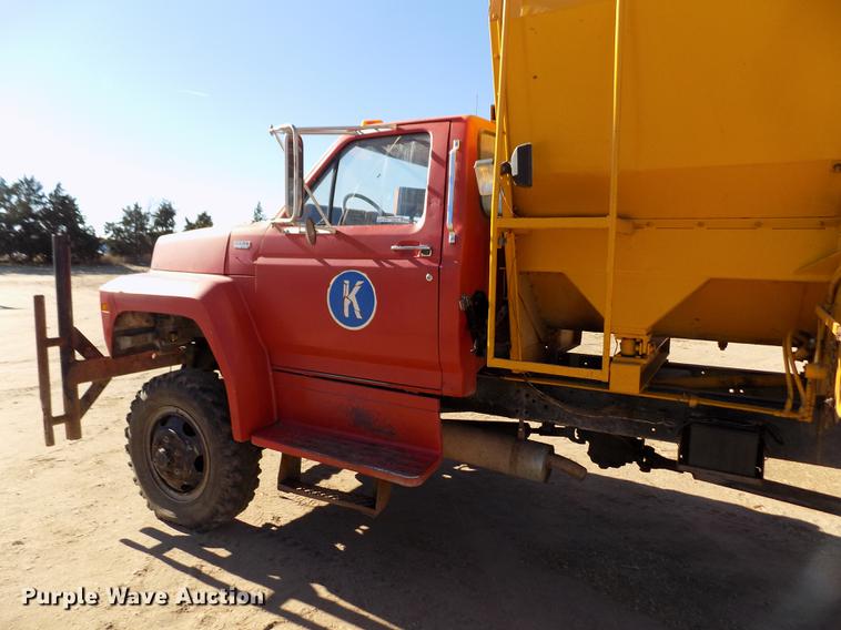 image for item FE9272 1984 Ford F700 feed mixer truck