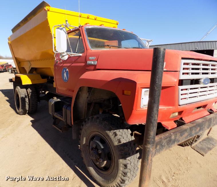 image for item FE9272 1984 Ford F700 feed mixer truck