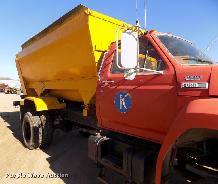 image for item FE9272 1984 Ford F700 feed mixer truck