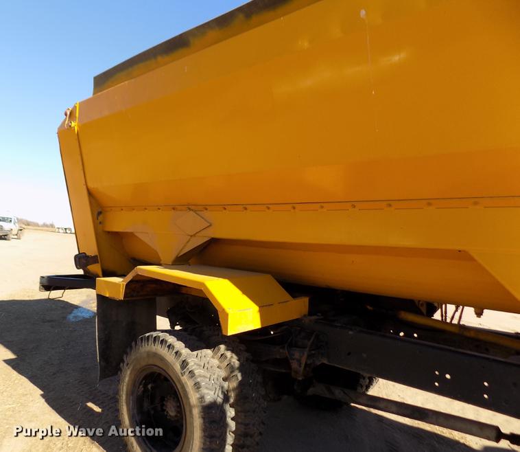 image for item FE9272 1984 Ford F700 feed mixer truck