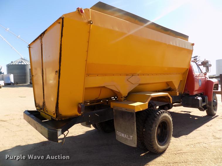 image for item FE9272 1984 Ford F700 feed mixer truck