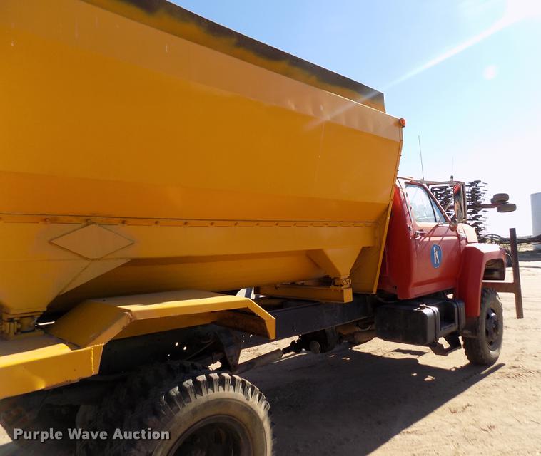 image for item FE9272 1984 Ford F700 feed mixer truck