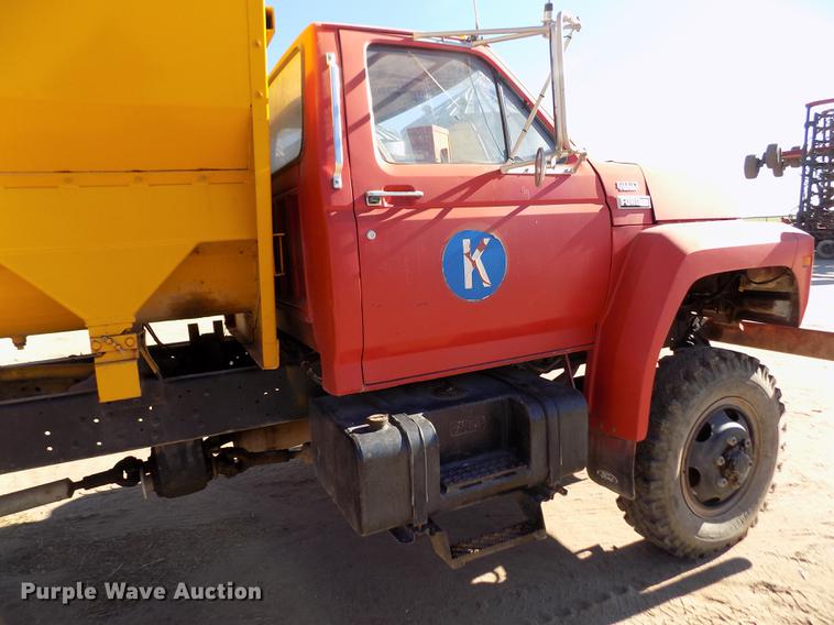 image for item FE9272 1984 Ford F700 feed mixer truck