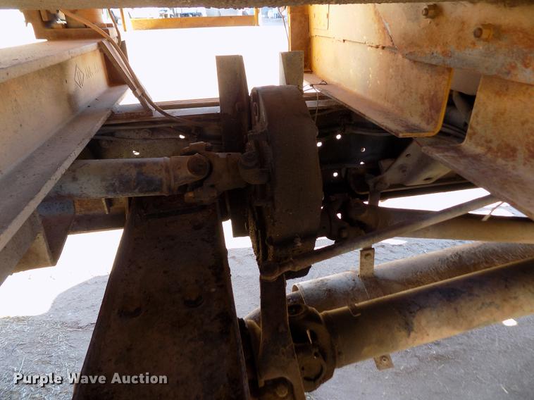 image for item FE9272 1984 Ford F700 feed mixer truck