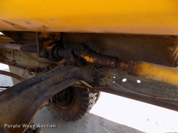 image for item FE9272 1984 Ford F700 feed mixer truck