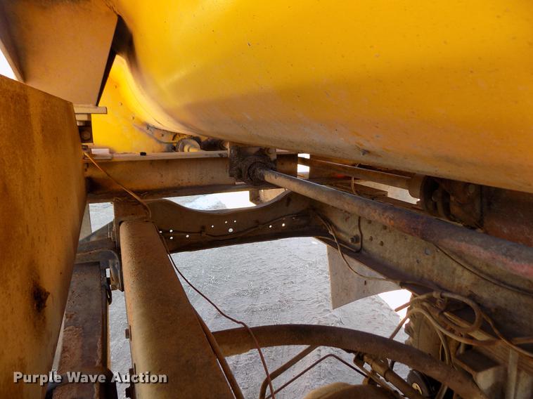 image for item FE9272 1984 Ford F700 feed mixer truck