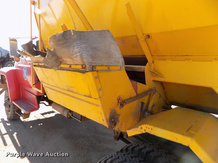 image for item FE9272 1984 Ford F700 feed mixer truck