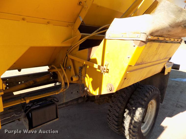 image for item FE9272 1984 Ford F700 feed mixer truck