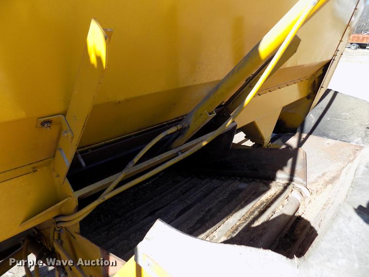 image for item FE9272 1984 Ford F700 feed mixer truck