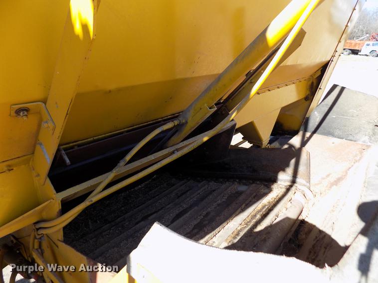 image for item FE9272 1984 Ford F700 feed mixer truck