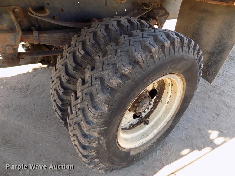 image for item FE9272 1984 Ford F700 feed mixer truck