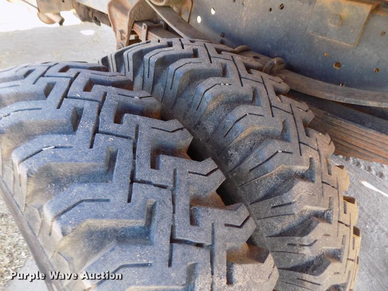 image for item FE9272 1984 Ford F700 feed mixer truck