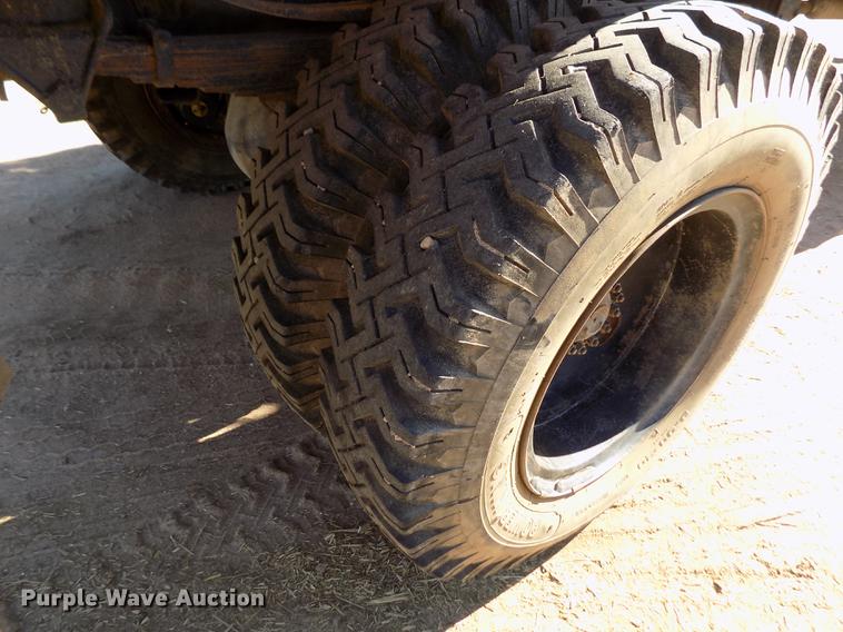 image for item FE9272 1984 Ford F700 feed mixer truck