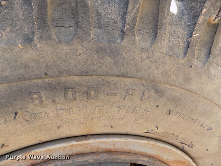 image for item FE9272 1984 Ford F700 feed mixer truck