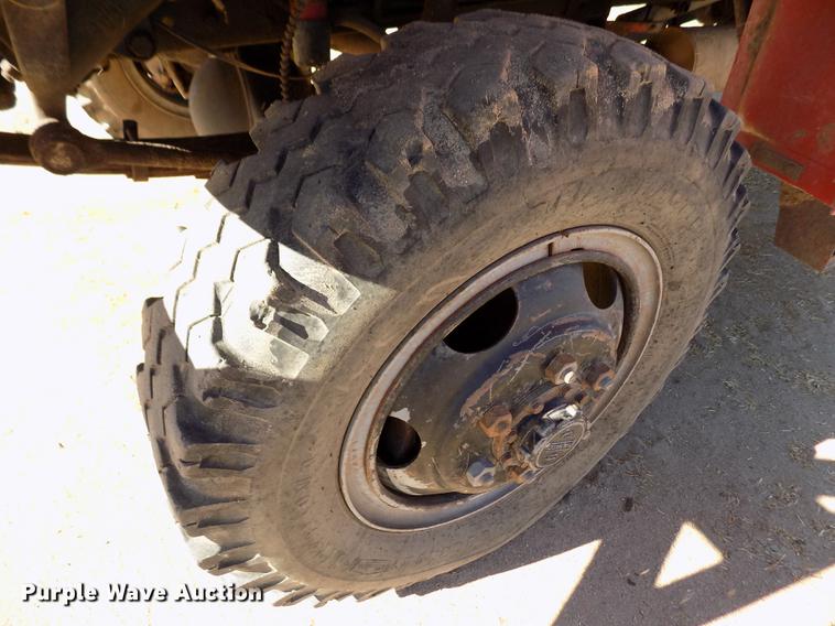 image for item FE9272 1984 Ford F700 feed mixer truck