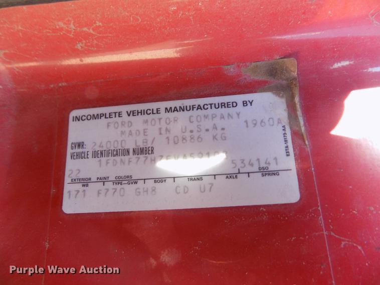 image for item FE9272 1984 Ford F700 feed mixer truck