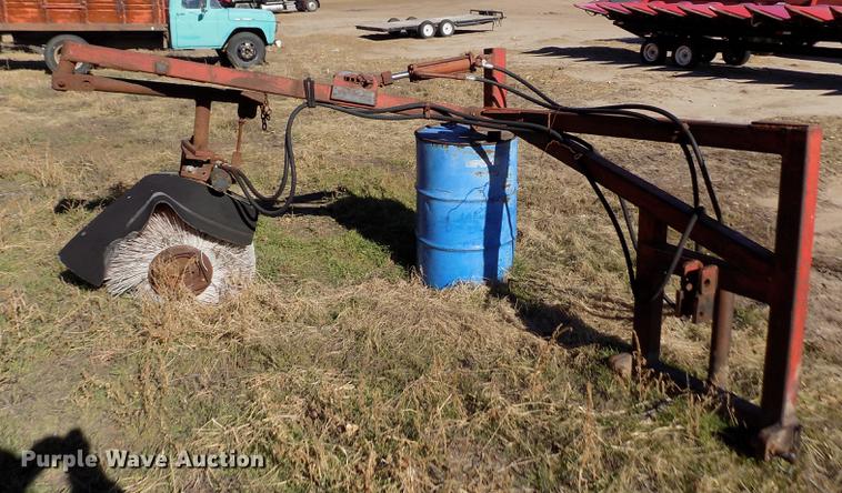 image for item FE9276 (2) feed bunk sweeps