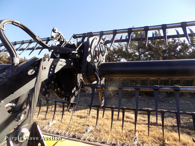 image for item FE9277 2013 MacDon FD75D draper flex head