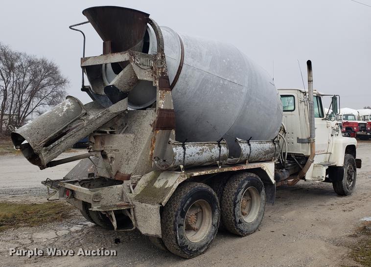 image for item AN9475 1979 Ford 800 ready mix truck