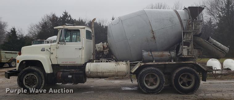image for item AN9475 1979 Ford 800 ready mix truck