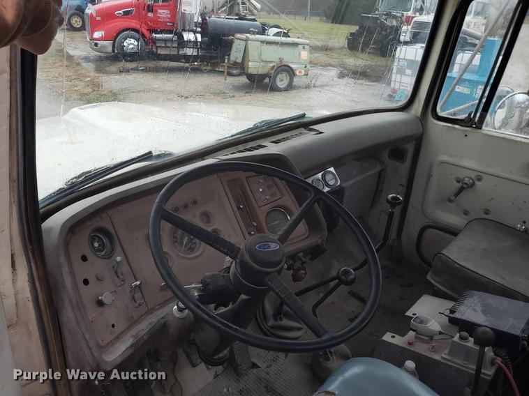 image for item AN9475 1979 Ford 800 ready mix truck