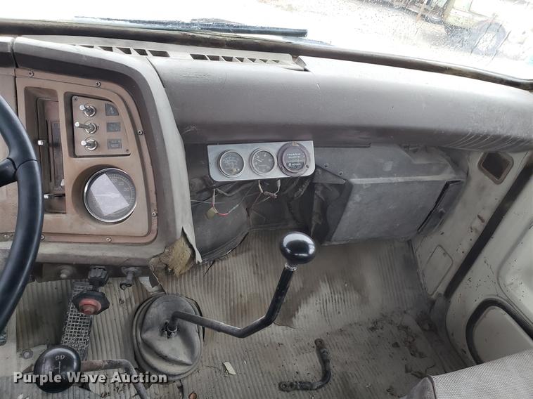 image for item AN9475 1979 Ford 800 ready mix truck