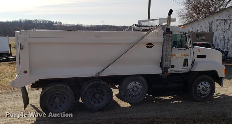 image for item AV9427 1998 Mack CH613 dump truck