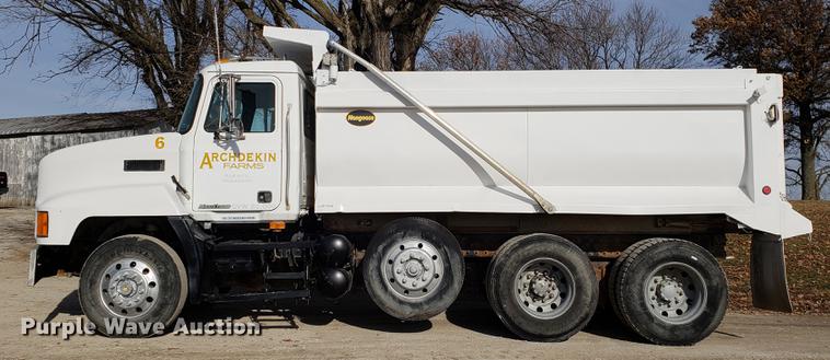 image for item AV9427 1998 Mack CH613 dump truck